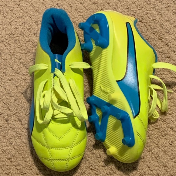 Boys BNWOT Puma Soccer Shoes - Picture 3 of 4